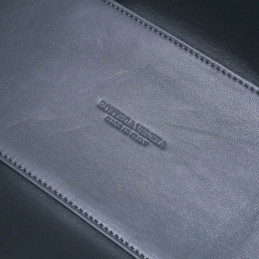 Batch 1760 small arco, BottegaVeneta# official website latest cowhide leather with inner sheepskin SLIP tote handbag, and the logo has been changed to the side panel😍The oversized woven design really makes it a huge gap from ordinary tote bags🔗🔗Different color combinations inside and outside ⛓Daniel Lee leads the brand's DNA to continue to evolve with fresh inspiration🧬🧬showing a balanced style of luxury and reality👉: 30*20*12 Model: 9893# Delete Remove Download Refresh Pin Edit Share with one click